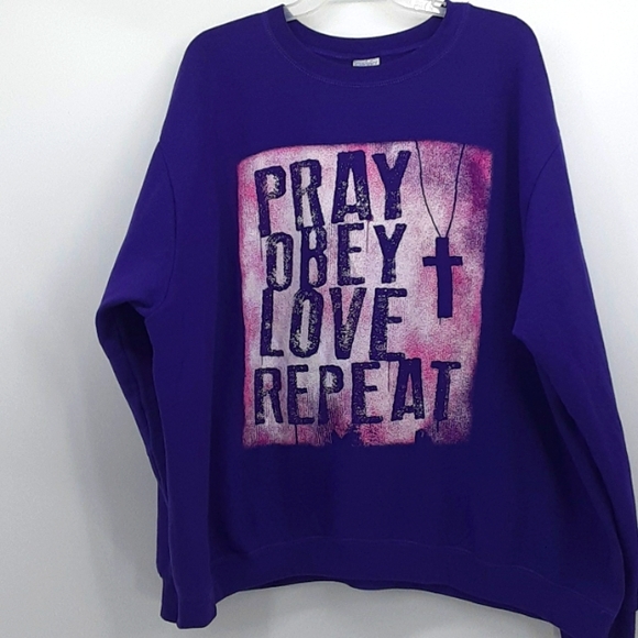 Gildan Tops - Gildan Sweatshirt